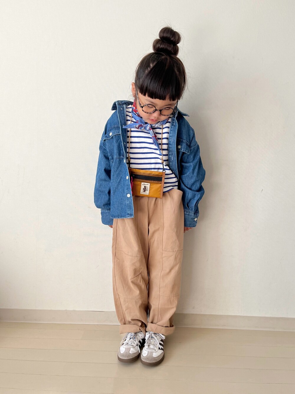 ブルー系のシャツ/ブラウス、ベージュ系のその他パンツ、ブルー系のTシャツ/カットソーを着用したキッズの秋コーディネートの5枚目の写真