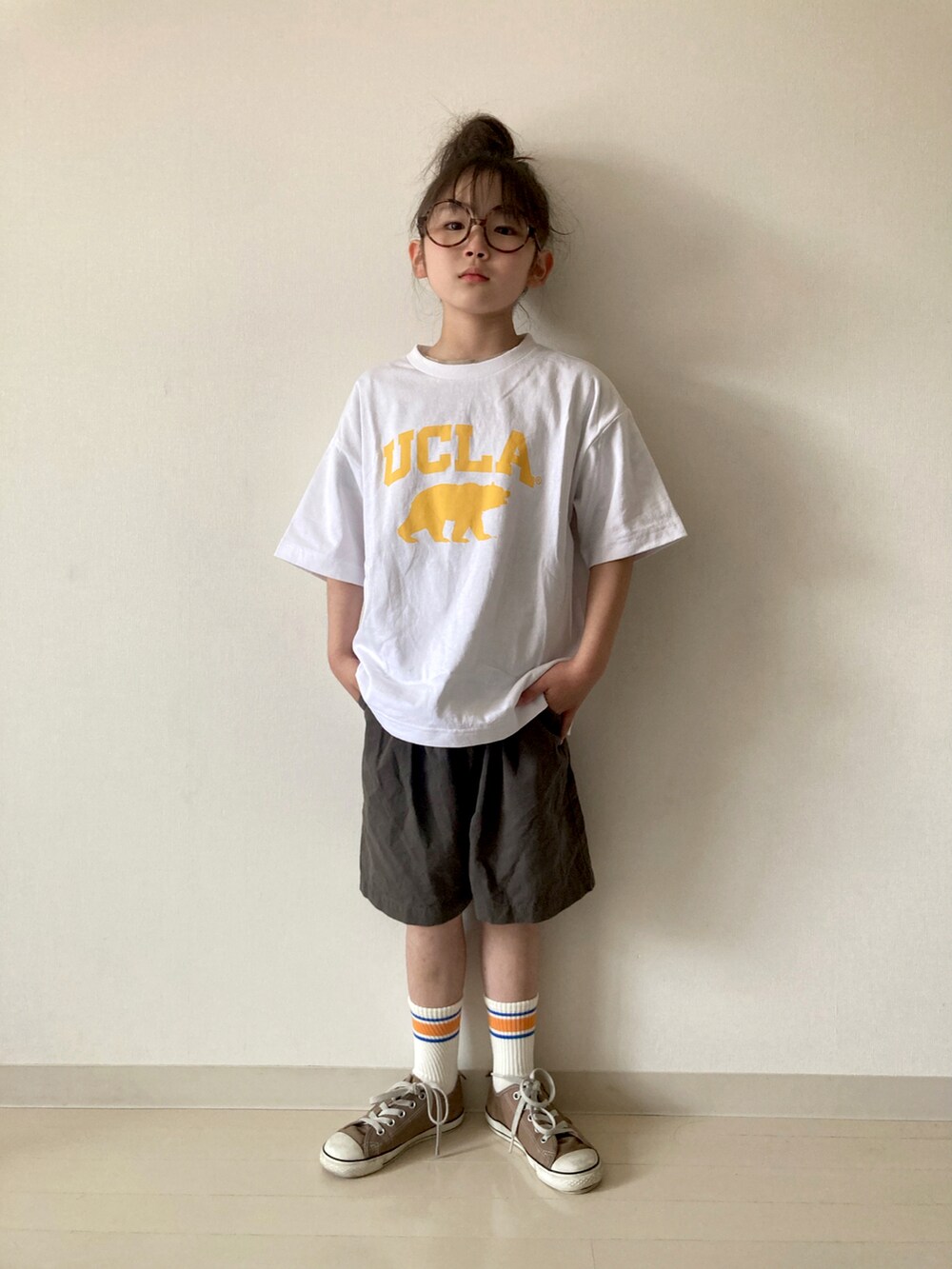 「ZOZOKIDSDAY、カジュアル、UCLA、Tシャツ、ハーフパンツ、ソックス、スニーカー、重ね着、イエロー、おだんごヘアー、めがね、コンバース、converse、CIAOPANIC TYPY、ストリート」｜「CIAOPANIC TYPYの【KIDS】【UCLA×CIAOPANIC TYPY】UCLA別注Tee（Tシャツ/カットソー、ホワイト系）」を使った、* 𝚝𝚘𝚛𝚒𝚌𝚘𝚝*さん（キッズ・120cm）の春コーディネートの2枚目の写真