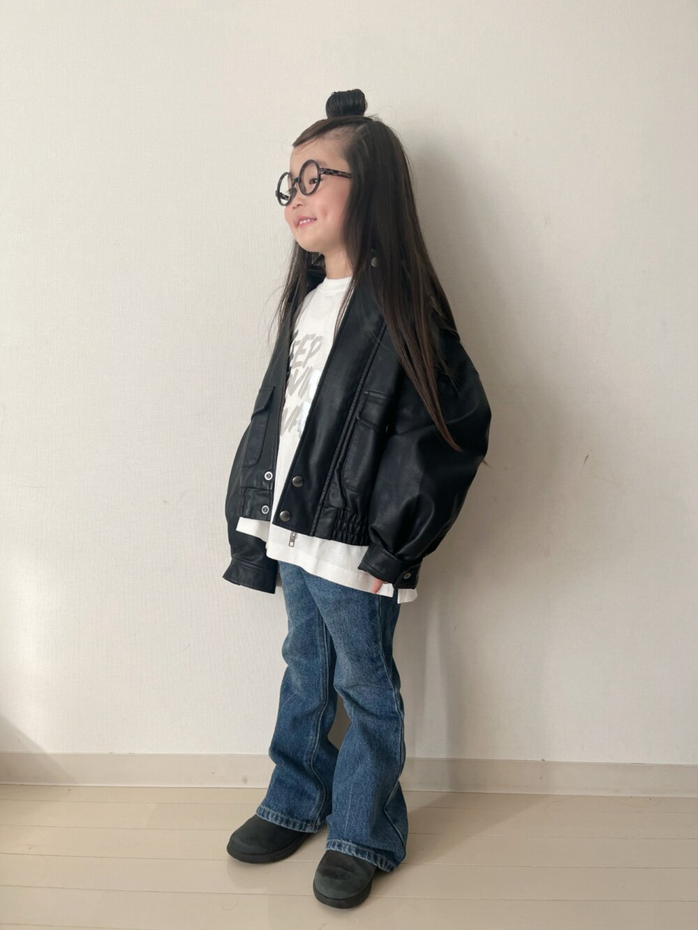 「プチプラ、春服、冬のコーデ、ロンT、デニム、シンプルコーデ、カジュアルコーデ、ブーツ、レイヤードスタイル、レザー、冬アウター、冬コーデ、春コーデ、レザージャケット」｜「LOWRYS FARMのアソートロゴプリントロングスリーブ　 990273（Tシャツ/カットソー、ホワイト系）」を使った、* 𝚝𝚘𝚛𝚒𝚌𝚘𝚝*さん（キッズ・100cm）の冬コーディネートの2枚目の写真