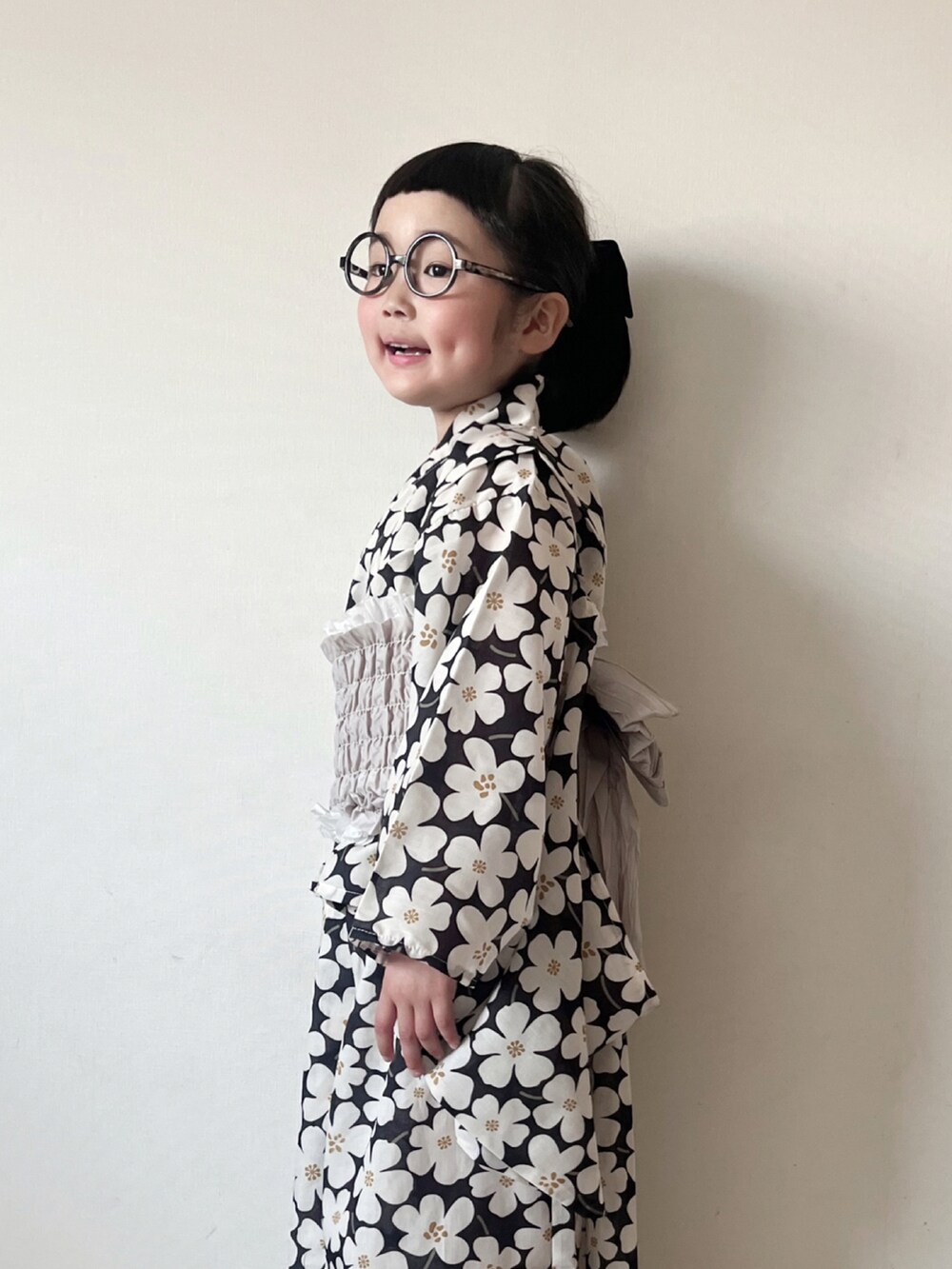 ホワイト系のチューブトップ、ブラック系のその他シューズ、ブラック系の浴衣を着用したキッズの春コーディネートの4枚目の写真