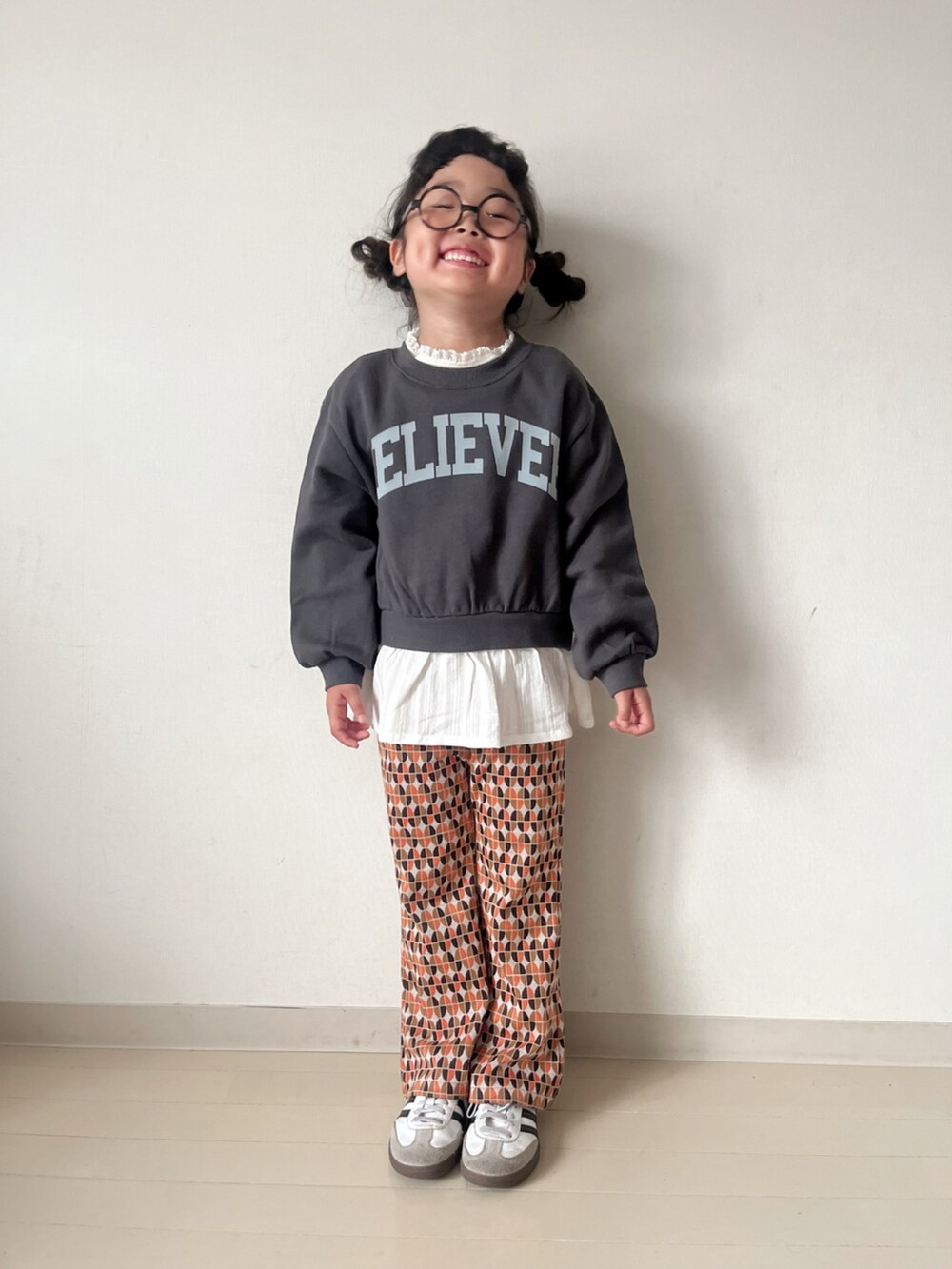 「秋コーデ、テーマパークコーデ、スウェット、ロゴスウェット、レイヤードスタイル、フリル、フレアパンツ、レトロ、めがね」｜「MAKE YOUR DAYのフリルテレコリブ無地長袖Tシャツ■80～140cm（Tシャツ/カットソー、ベージュ系）」を使った、* 𝚝𝚘𝚛𝚒𝚌𝚘𝚝*さん（キッズ・110cm）の秋コーディネートの3枚目の写真