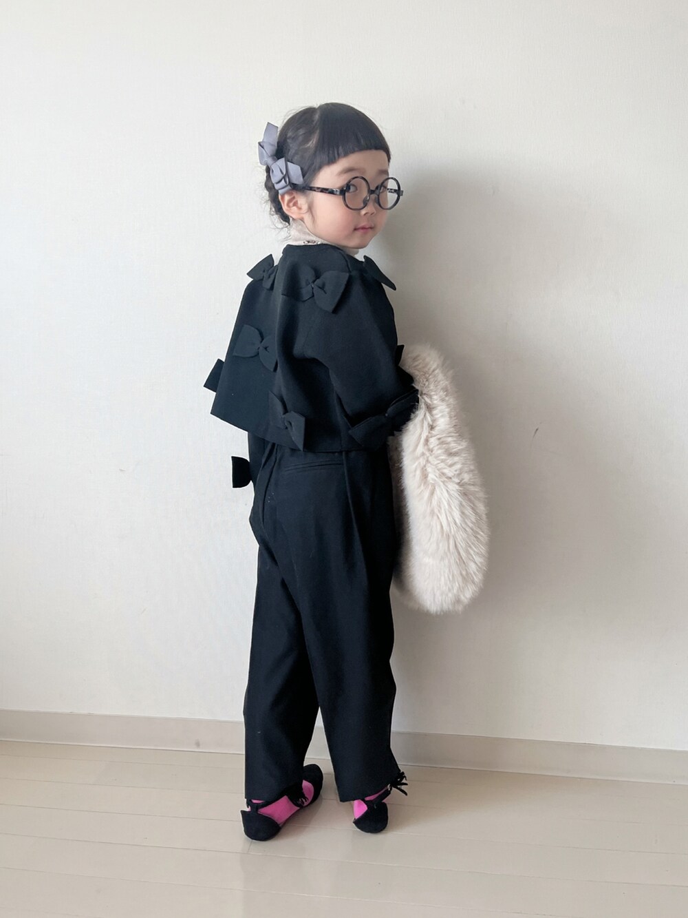 「似合うラボに行こう、カーディガン、モノトーン、春コーデ、春服みてみて、めがね、セレモニー、オケージョン、ニット、レイヤードスタイル、大人コーデ、ローリーズファームキッズ、おでかけコーデ、お出かけコーデ」｜「LOWRYS FARMのリボンカーディガン　 100821（カーディガン/ボレロ、ブラック系）」を使った、* 𝚝𝚘𝚛𝚒𝚌𝚘𝚝*さん（キッズ・100cm）の春コーディネートの2枚目の写真