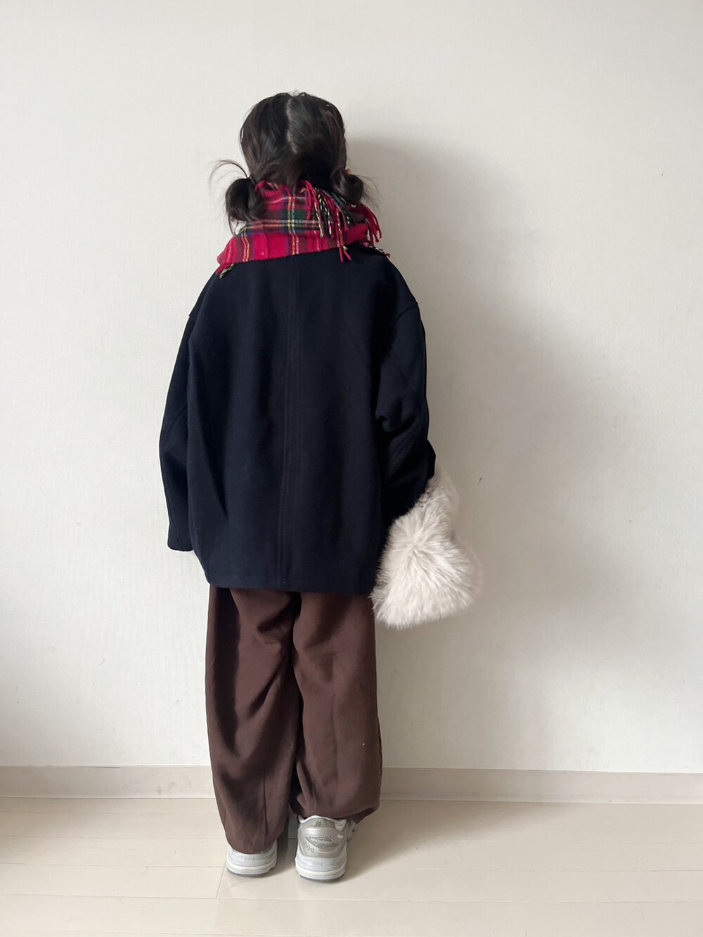 ブルー系のピーコート、ブラウン系のその他パンツ、ホワイト系のTシャツ/カットソーを着用したキッズの秋コーディネートの2枚目の写真