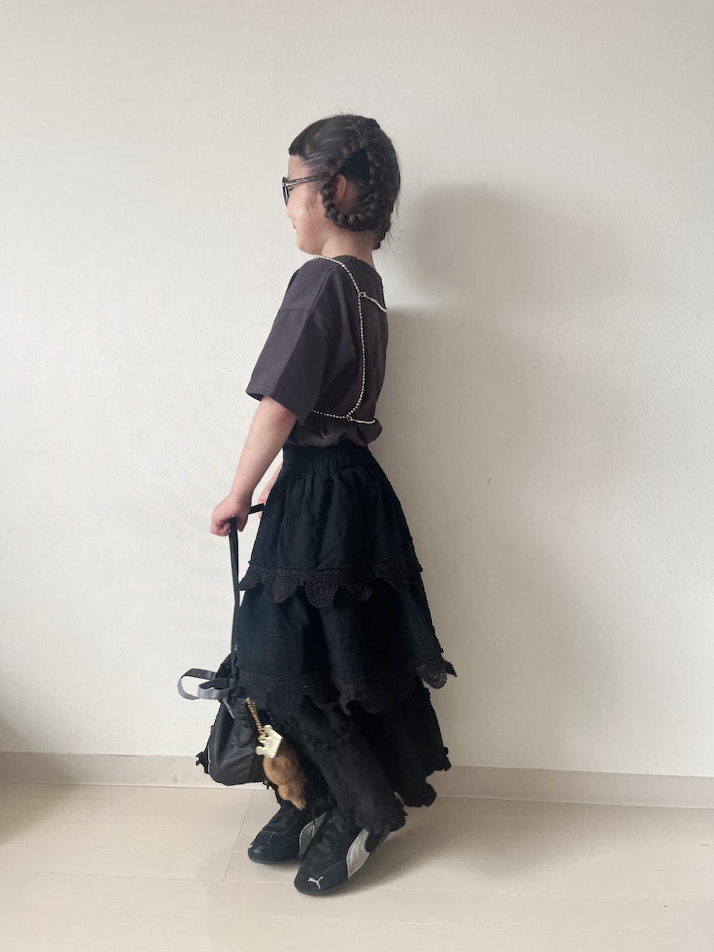 グレー系のTシャツ/カットソー、ブラック系のスカート、ブラック系のスカートを着用したキッズの夏コーディネートの5枚目の写真