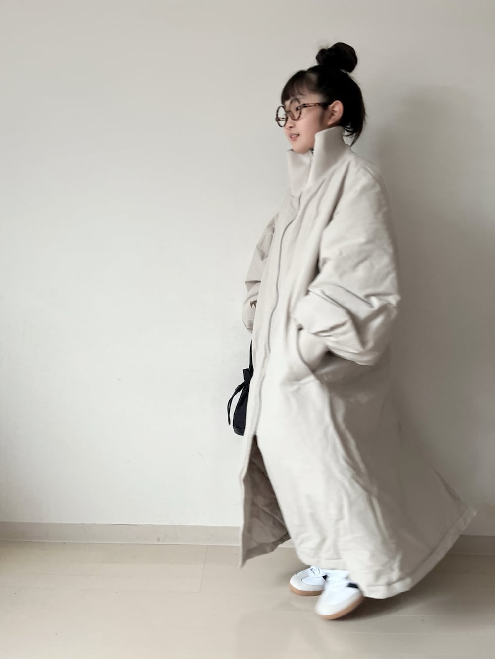 ホワイト系のナイロンジャケット、グレー系のその他パンツ、ホワイト系のスニーカーを着用したキッズの秋コーディネートの4枚目の写真