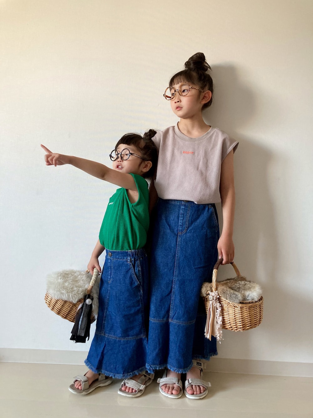 ブルー系のスカート、ブルー系のスカート、グリーン系のタンクトップを着用したキッズの夏コーディネートの3枚目の写真