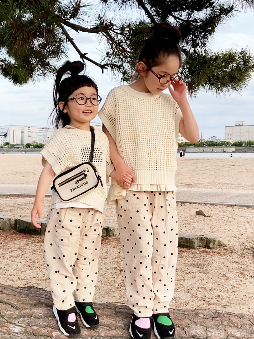 ホワイト系のベスト、ホワイト系のベスト、その他のその他パンツを着用したキッズの春コーディネートの3枚目の写真