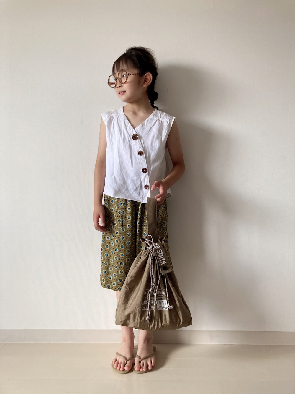 ベージュ系のその他パンツ、ホワイト系のシャツ/ブラウス、ベージュ系のビーチサンダルを着用したキッズの夏コーディネートの5枚目の写真