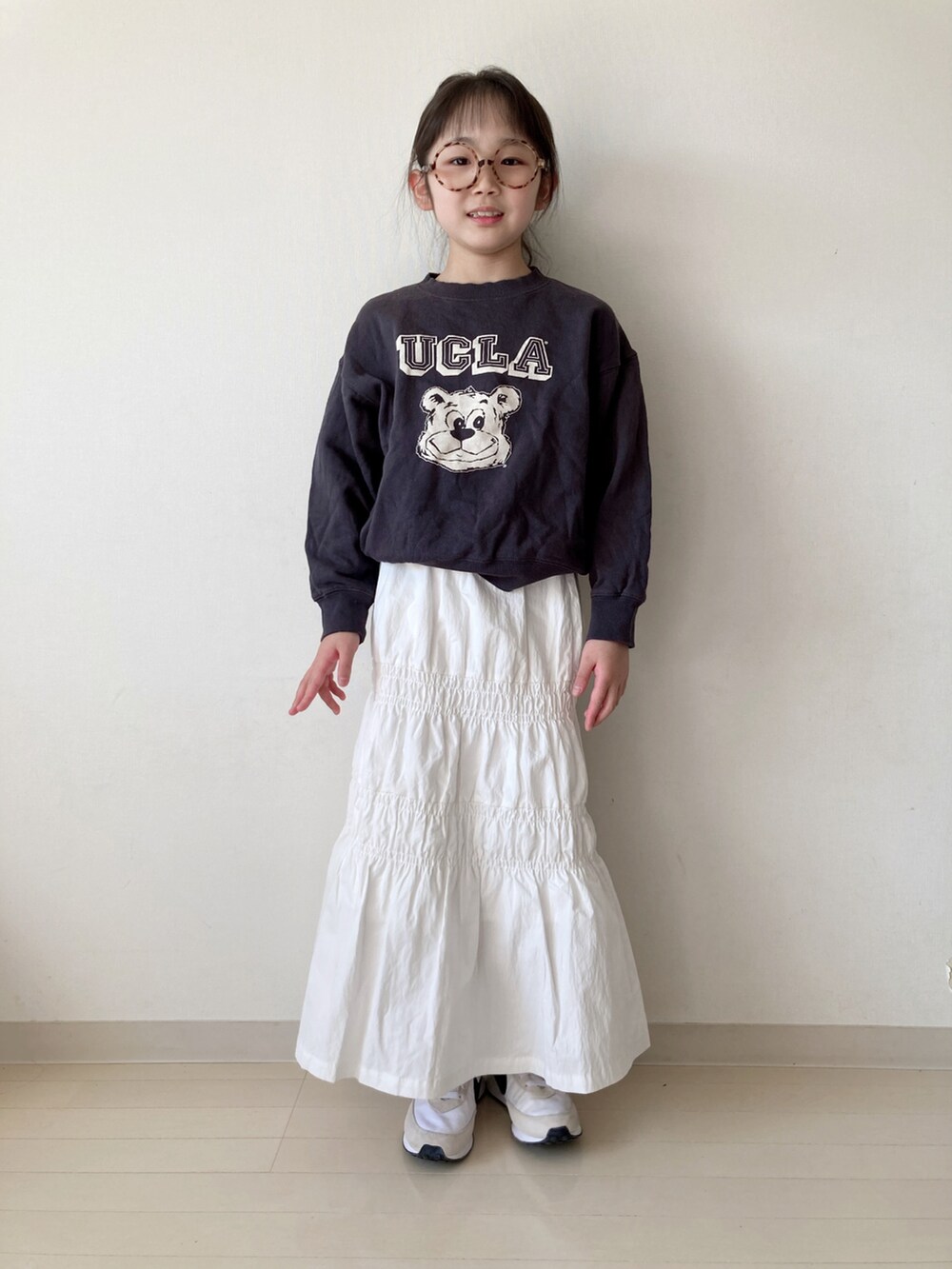 ホワイト系のスカート、グレー系のスウェット、ベージュ系のエコバッグ/サブバッグを着用したキッズの春コーディネートの3枚目の写真