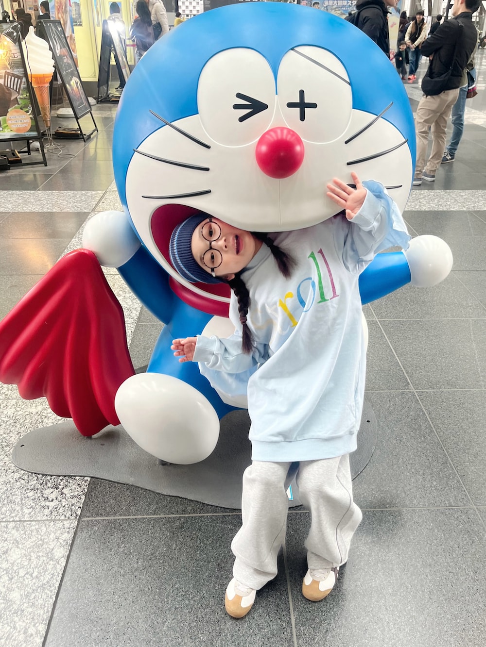 ブルー系のワンピース、グレー系のスウェットパンツ、ホワイト系のスニーカーを着用したキッズの春コーディネートの2枚目の写真