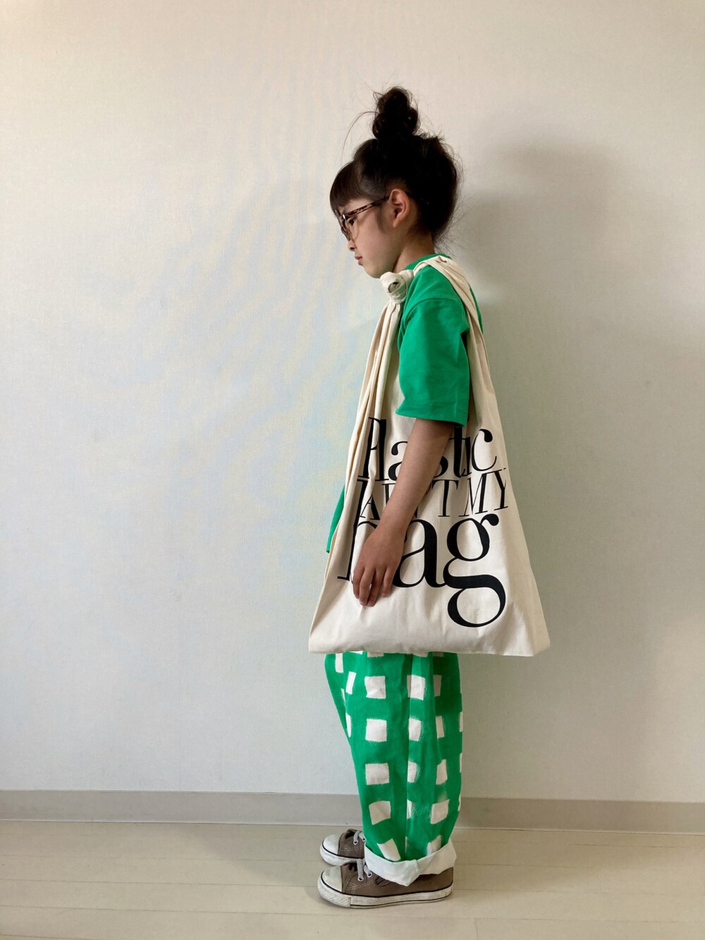 グリーン系のTシャツ/カットソー、グリーン系のその他パンツ、ブラウン系のスニーカーを着用したキッズの夏コーディネートの2枚目の写真