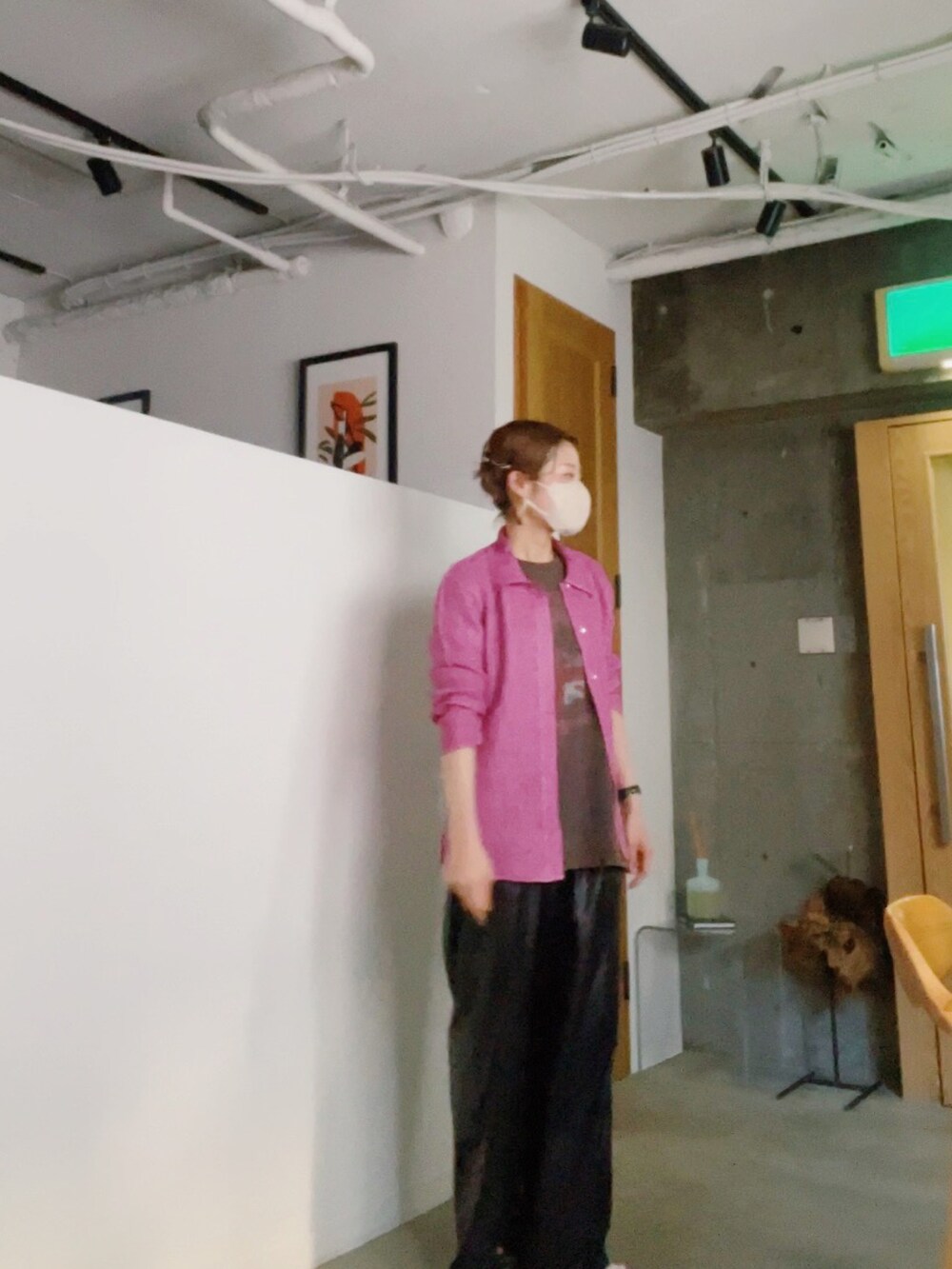 ブラック系のパンツ、ピンク系のシャツ/ブラウス、ブラック系のTシャツ/カットソーを着用したレディースの秋コーディネートの2枚目の写真