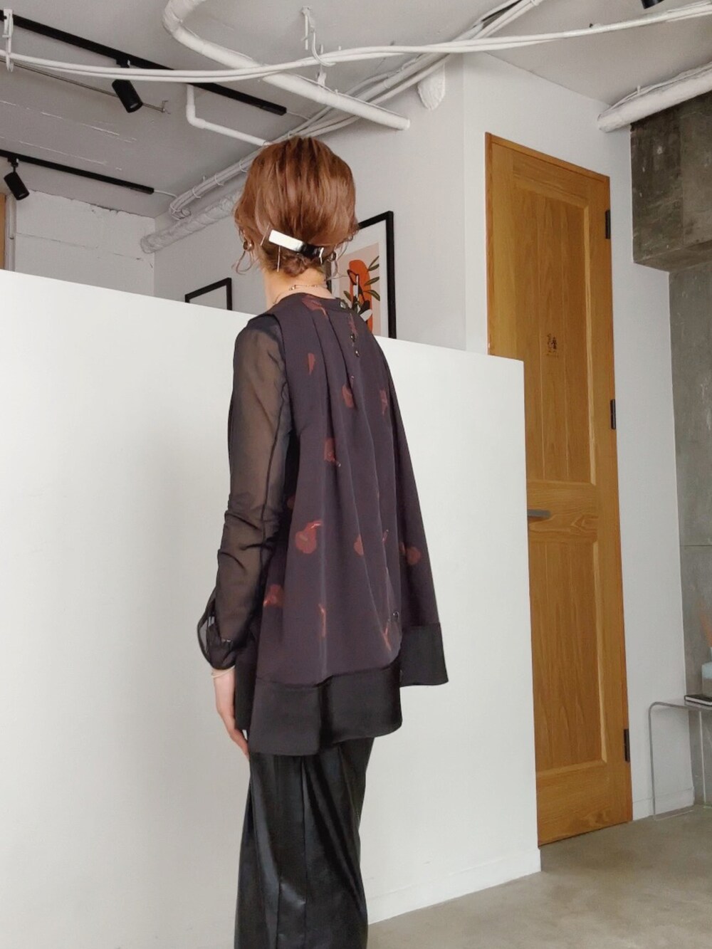 ブラック系のパンツ、ホワイト系のサンダル、ブラック系のTシャツ/カットソーを着用したレディースの夏コーディネートの2枚目の写真