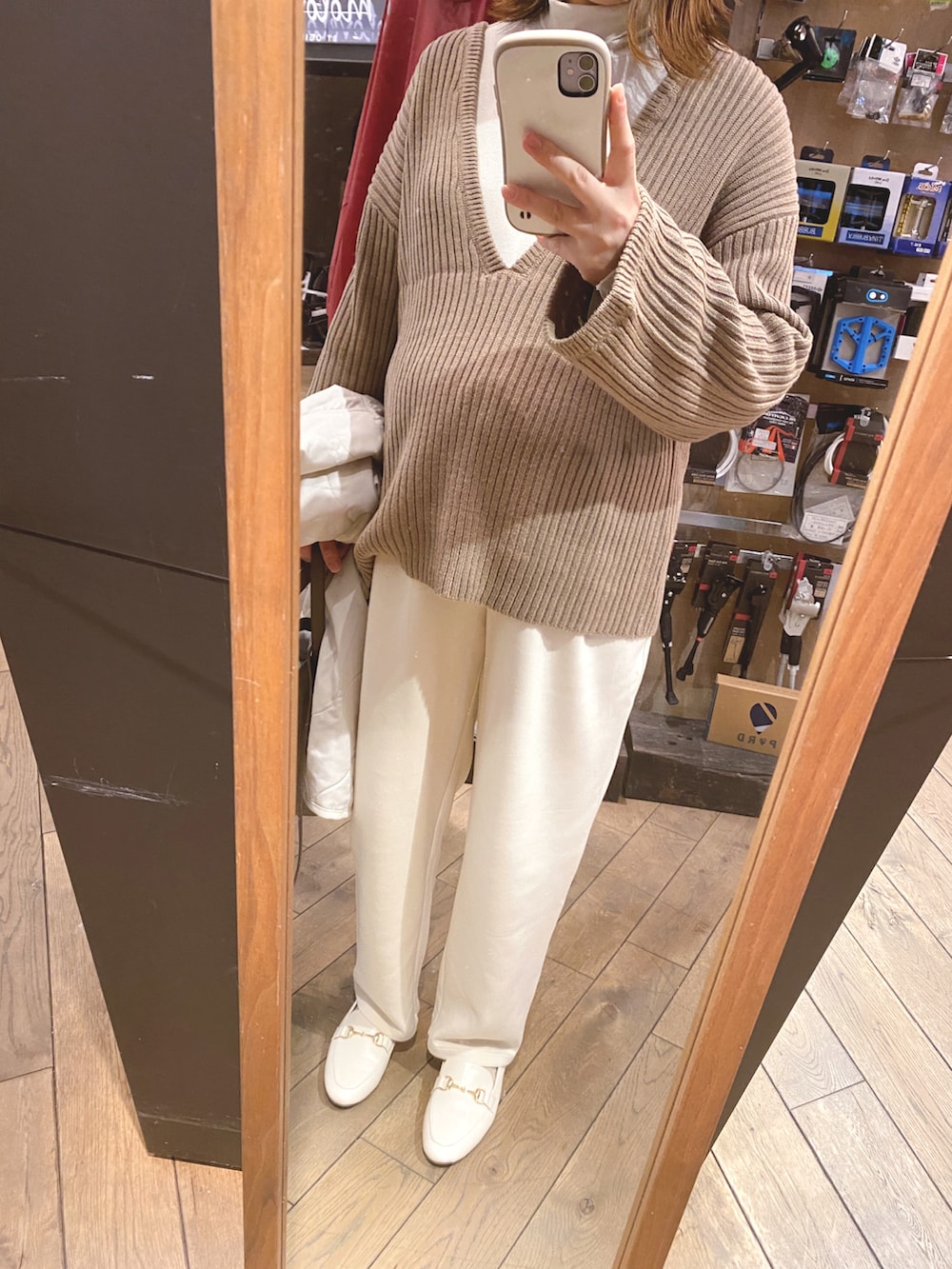 「今日のコーデ、カジュアルコーデ、レイヤードスタイル、キッズコーデ、淡色コーデ、マタニティ、臨月、ママコーデ、ママ＆息子、5歳、おとこのこ、2人目妊娠中、ホワイトコーデ、春コーデ、ローファー×靴下」｜「UNIQLOのアイテム（その他パンツ、ホワイト系）」を使った、yooさん（キッズ・80cm）の冬コーディネートの2枚目の写真