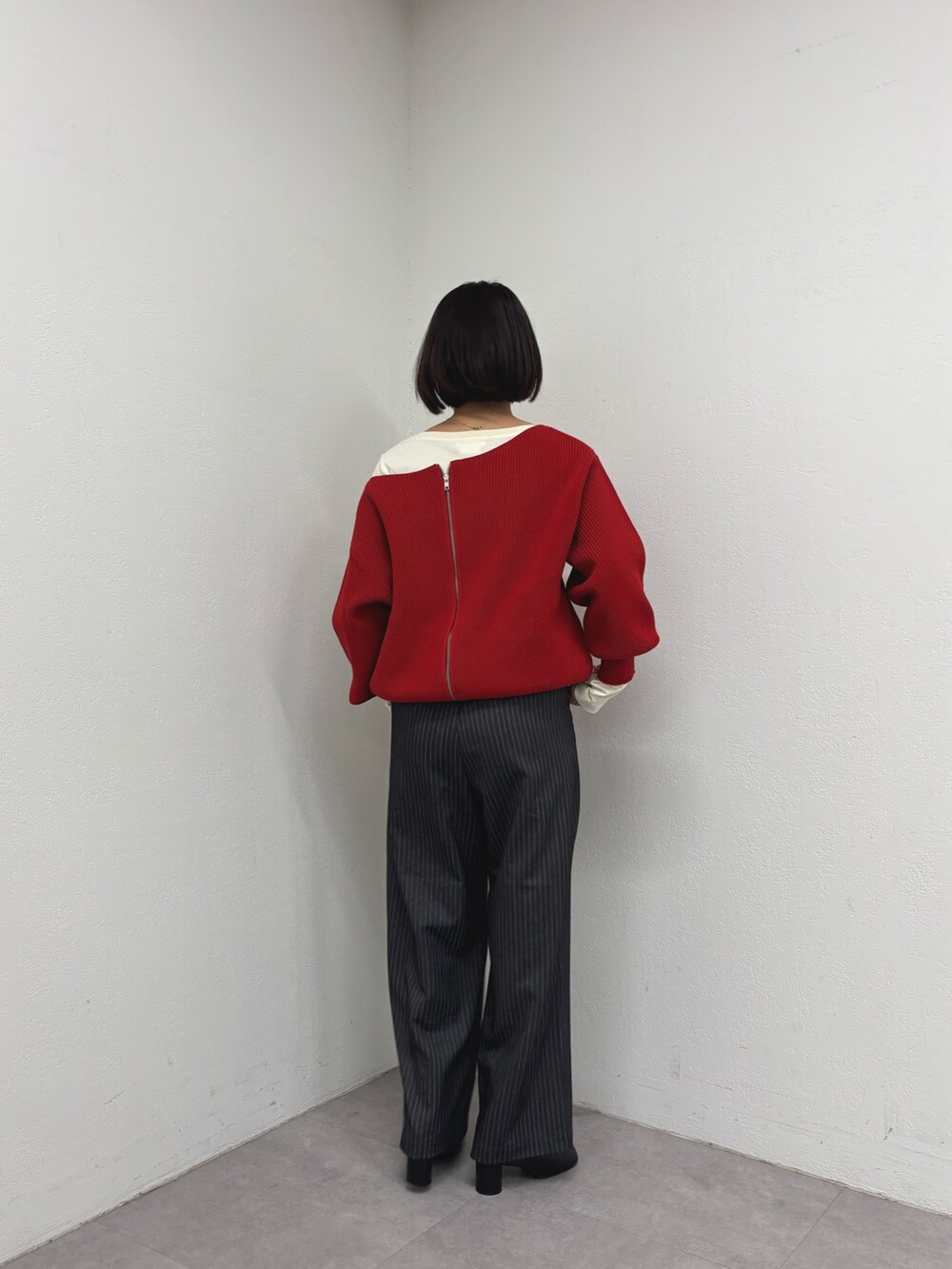 ホワイト系のTシャツ/カットソー、グレー系のスラックスを着用したレディースの秋コーディネートの3枚目の写真