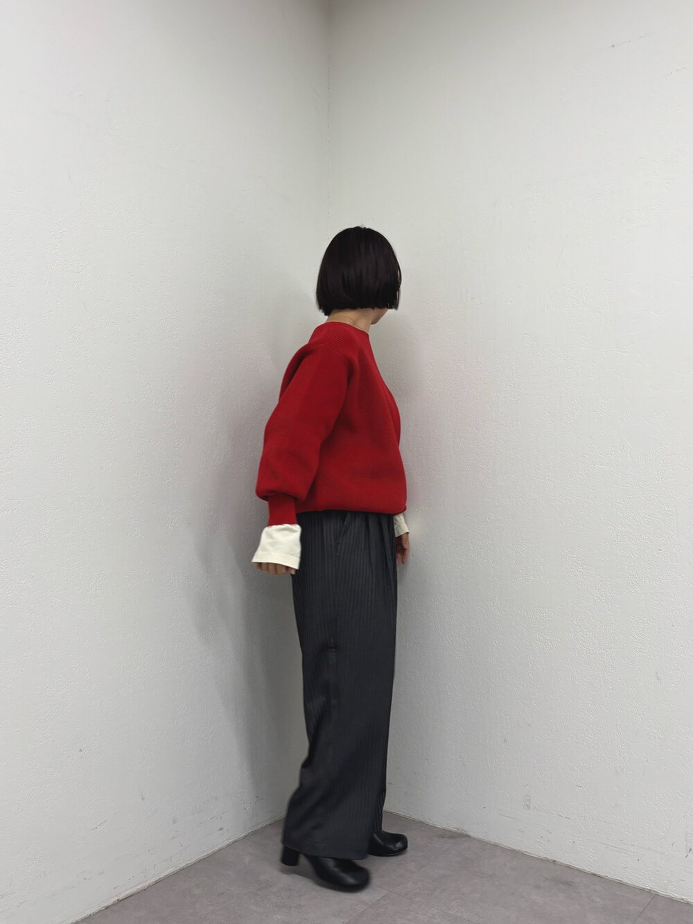 ホワイト系のTシャツ/カットソー、グレー系のスラックスを着用したレディースの秋コーディネートの4枚目の写真