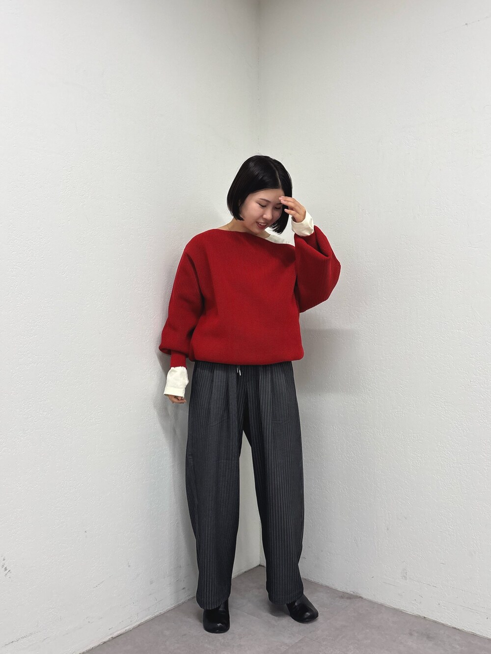 ホワイト系のTシャツ/カットソー、グレー系のスラックスを着用したレディースの秋コーディネートの5枚目の写真