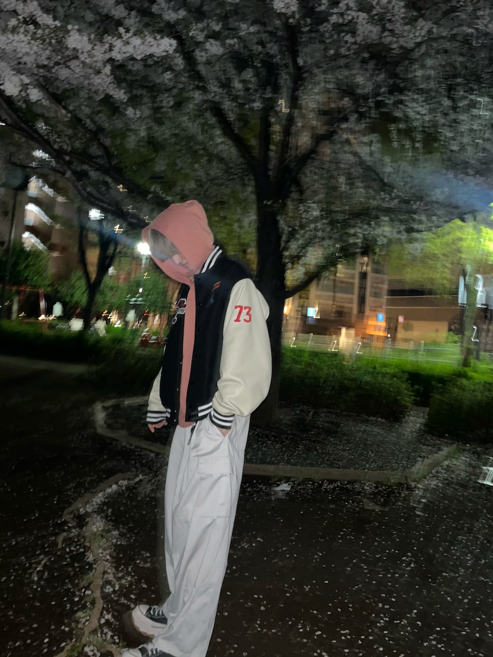 「花見、花見コーデ、パーカー、パーカーコーデ、スカジャン、スタジャン、ピンク、ピンクコーデ、カーゴパンツ、甘辛mix、春ファッション、オトナカジュアル、大人カジュアル、ストリートコーデ、ビッグシルエット」｜「FREAK'S STOREのWEB限定 SANTA CRUZ/サンタクルーズ 別注 ビッグシルエット ワッペンアレンジ スタジャン（スタジャン、ブラック系）」を使った、taiさん（メンズ・179cm）の春コーディネートの2枚目の写真