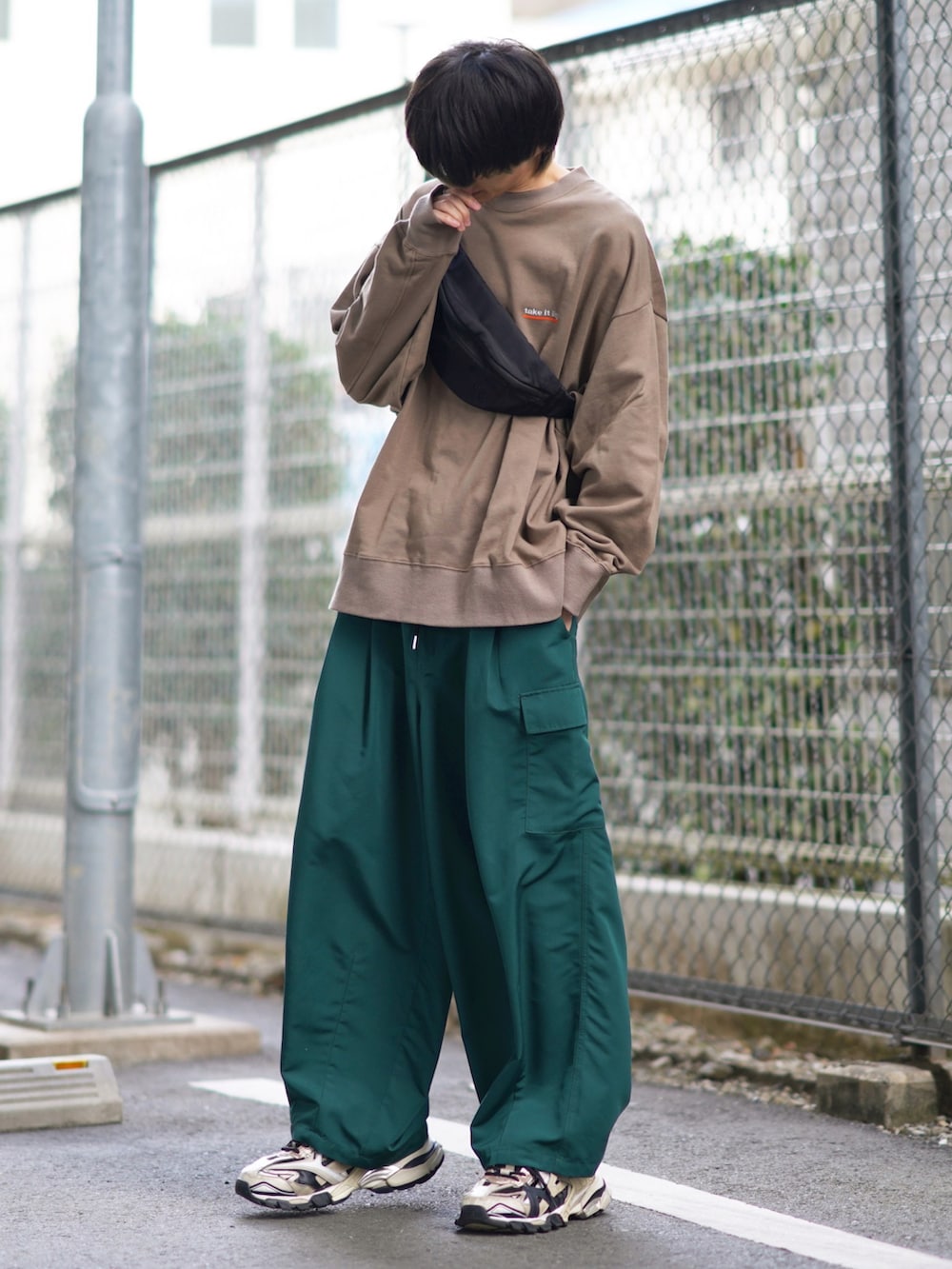 「春服デビュー宣言、ゆるコーデ、カジュアルコーデ、カジュアル、スウェット、カーゴパンツ、カラーパンツ、ボディバッグ、春、大人カジュアル」｜「iisyのiisy / TAKE IT iisy オーバーラインフラワースウェット（スウェット、ブラウン系）」を使った、taiさん（メンズ・179cm）の春コーディネートの2枚目の写真