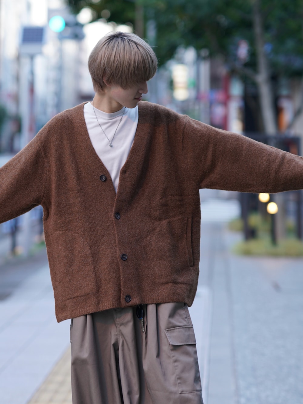 「秋服、大人カジュアル、シンプルスタイル、シンプルコーデ、淡色コーデ、秋っぽコーデ更新中、オトナカジュアル、初秋コーデ、カジュアルコーデ、きれいめカジュアル、メンズファッション、お洒落さんとつながりたい、秋服準備はじめました、ゆるコーデ、シャツスタイル」｜「GUのアイテム（カーディガン/ボレロ、ブラウン系）」を使った、taiさん（メンズ・179cm）の秋コーディネートの3枚目の写真