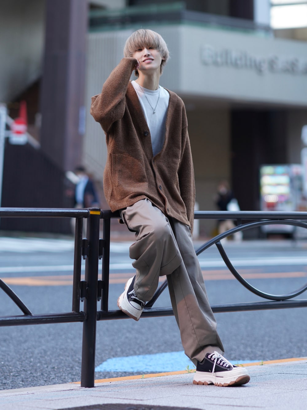 「秋服、大人カジュアル、シンプルスタイル、シンプルコーデ、淡色コーデ、秋っぽコーデ更新中、オトナカジュアル、初秋コーデ、カジュアルコーデ、きれいめカジュアル、メンズファッション、お洒落さんとつながりたい、秋服準備はじめました、ゆるコーデ、シャツスタイル」｜「GUのアイテム（カーディガン/ボレロ、ブラウン系）」を使った、taiさん（メンズ・179cm）の秋コーディネートの2枚目の写真
