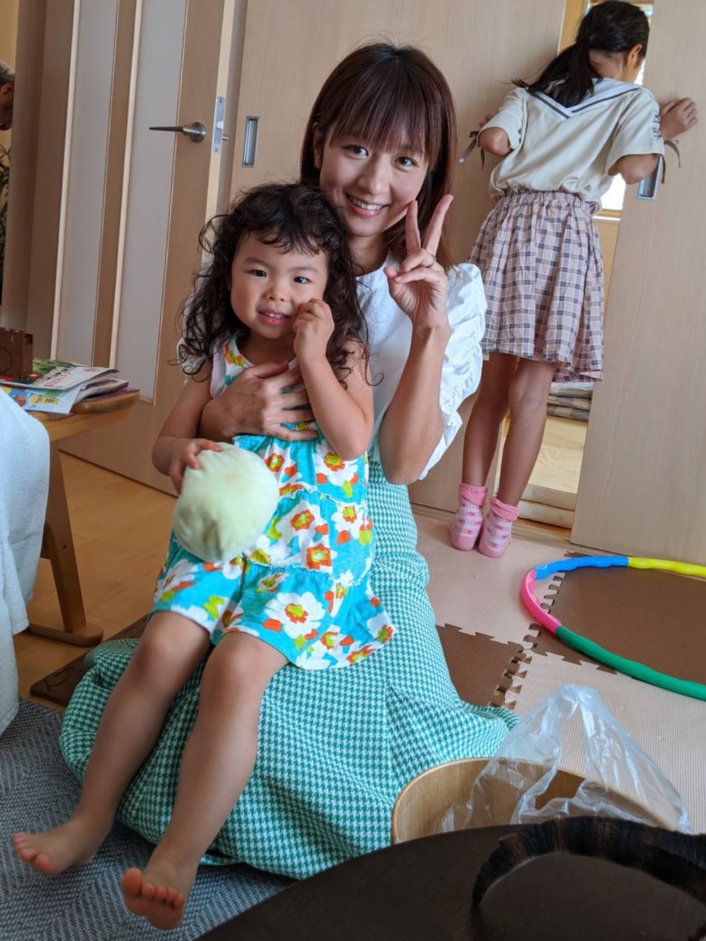 ホワイト系のTシャツ/カットソー、グリーン系のスカートを着用したレディースの秋コーディネートの2枚目の写真