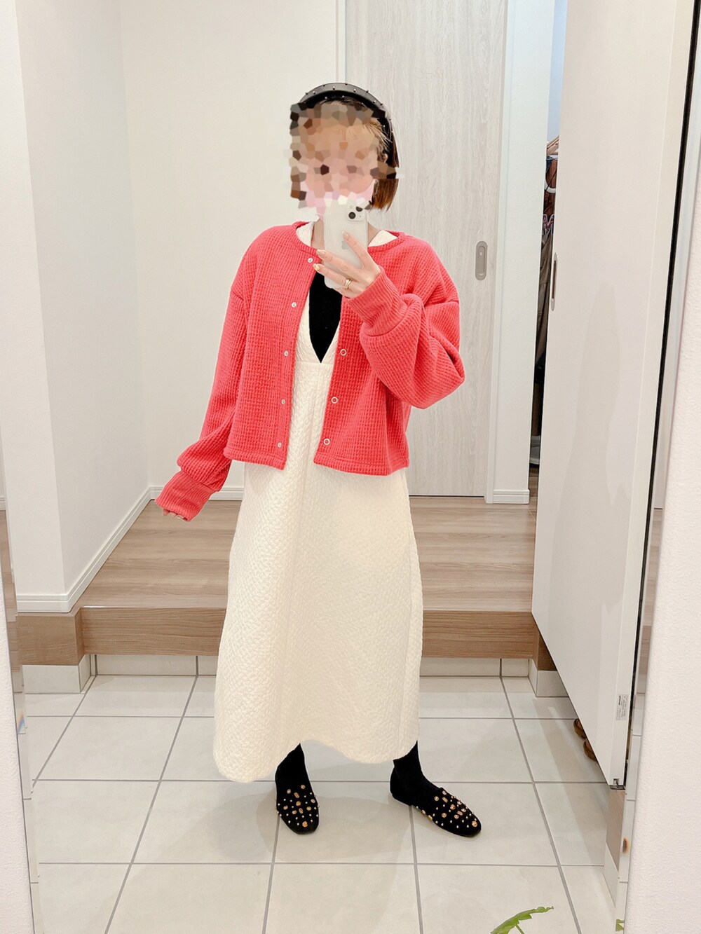 ブラック系のパンプス、ホワイト系のワンピース/ドレス、ブラック系のカチューシャを着用したレディースの春コーディネートの2枚目の写真