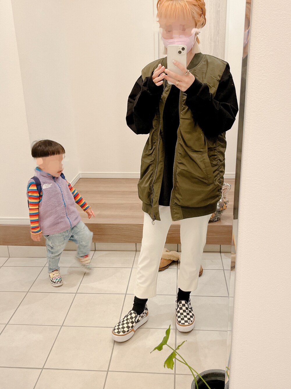 グリーン系のジャケット/アウター、ブラック系のスリッポン、ブラック系のトップスを着用したレディースの春コーディネートの2枚目の写真