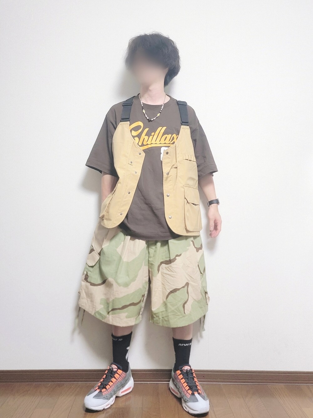 その他のその他パンツ、ブラウン系のTシャツ/カットソーを着用したメンズの秋コーディネートの2枚目の写真