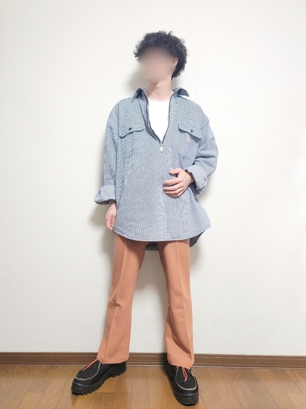 ブラウン系のその他パンツを着用したメンズの春コーディネートの2枚目の写真