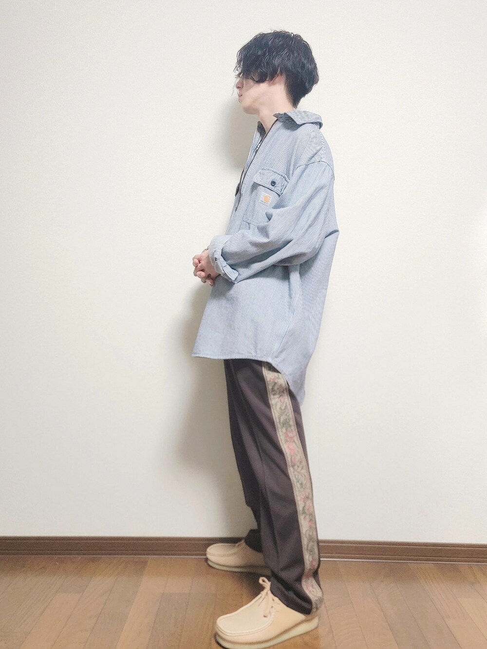 ベージュ系のモカシン/デッキシューズを着用したメンズの秋コーディネートの2枚目の写真