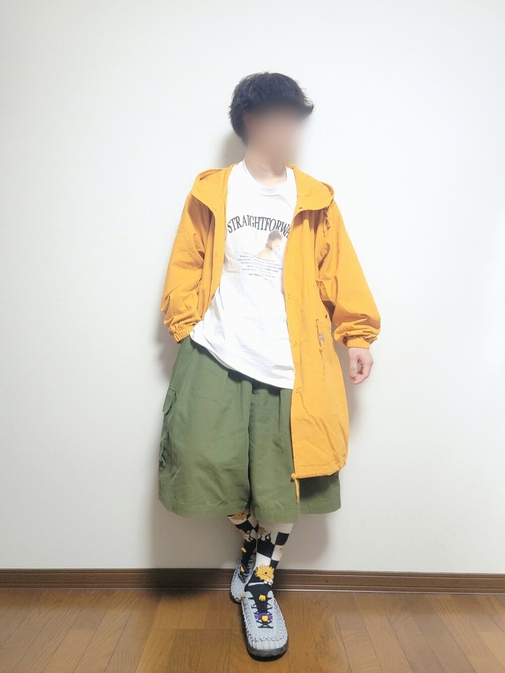イエロー系のその他アウター、グレー系のスニーカーを着用したメンズの春コーディネートの2枚目の写真