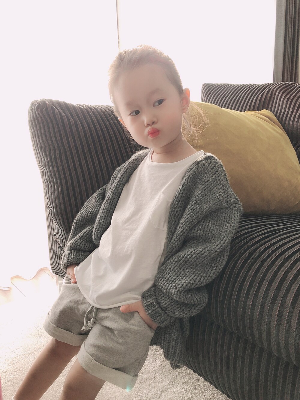 グレー系のスウェットパンツ、ホワイト系のTシャツ/カットソー、グレー系のカーディガン/ボレロを着用したキッズの夏コーディネートの2枚目の写真