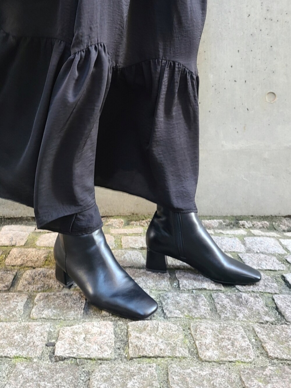 ブラック系のカーディガン/ボレロ、ホワイト系のTシャツ/カットソー、ホワイト系のボストンバッグを着用したレディースの秋コーディネートの5枚目の写真