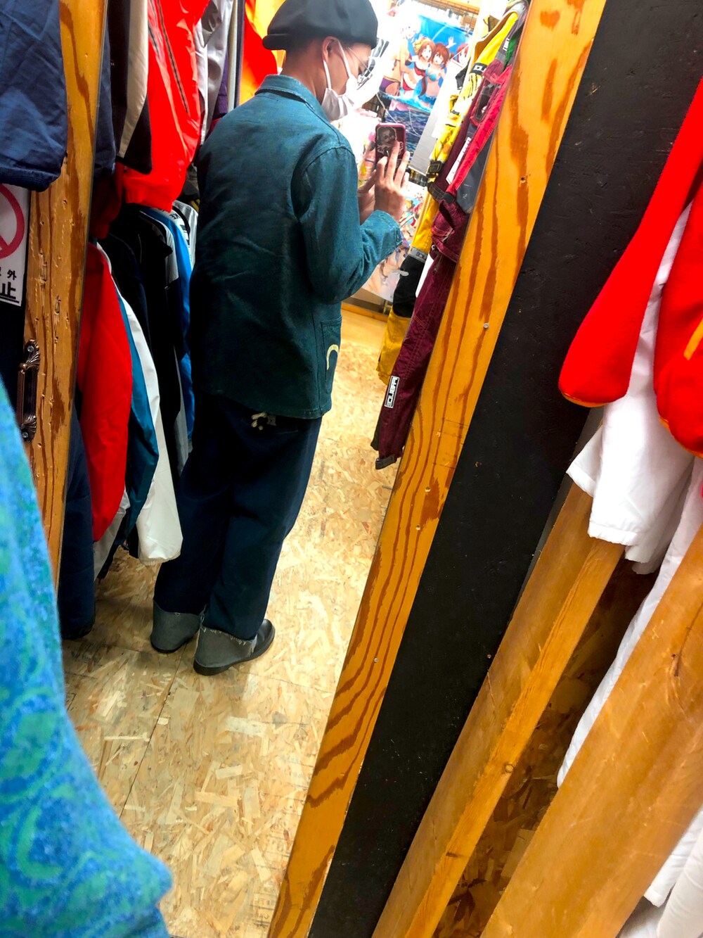 ブラック系のブーツを着用したメンズの秋コーディネートの3枚目の写真