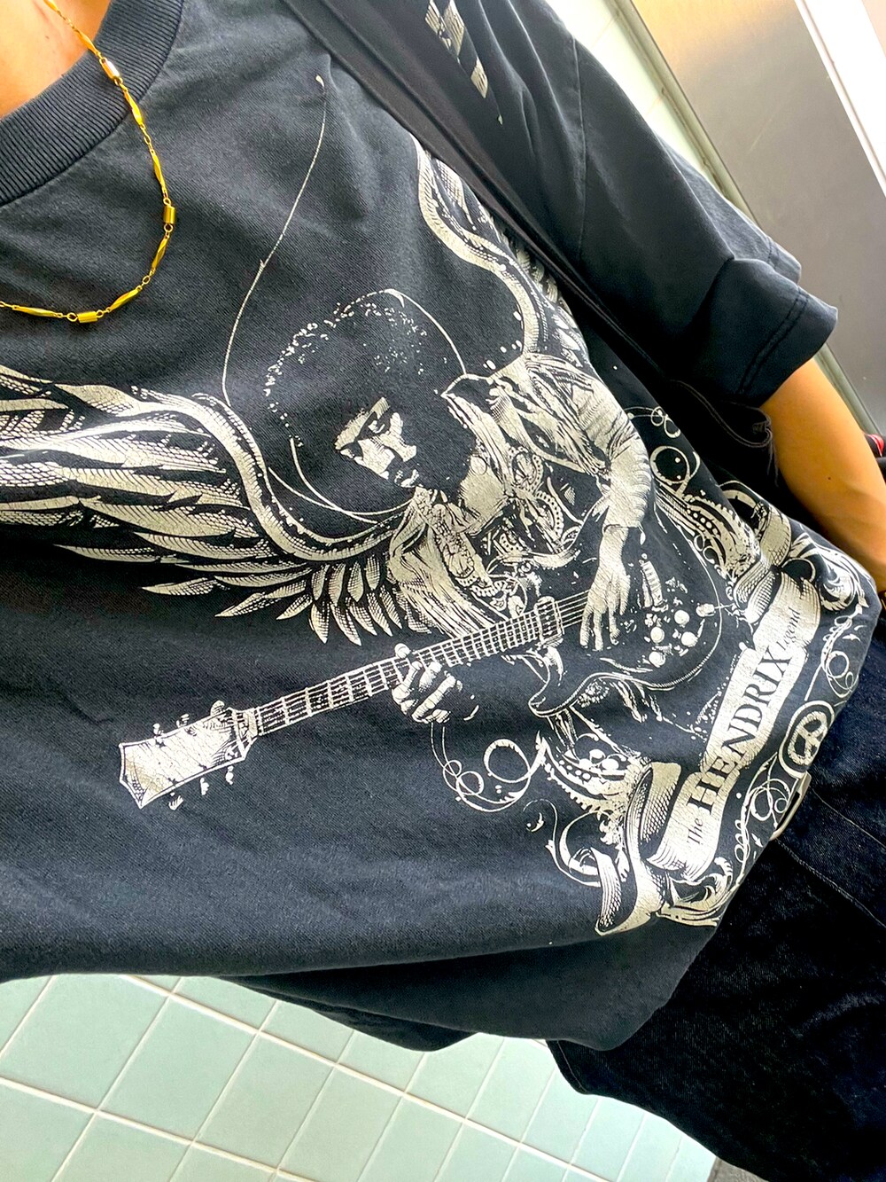 ブルー系のデニムパンツ、ブラック系のブーツ、ブラック系のキャップを着用したメンズの夏コーディネートの2枚目の写真