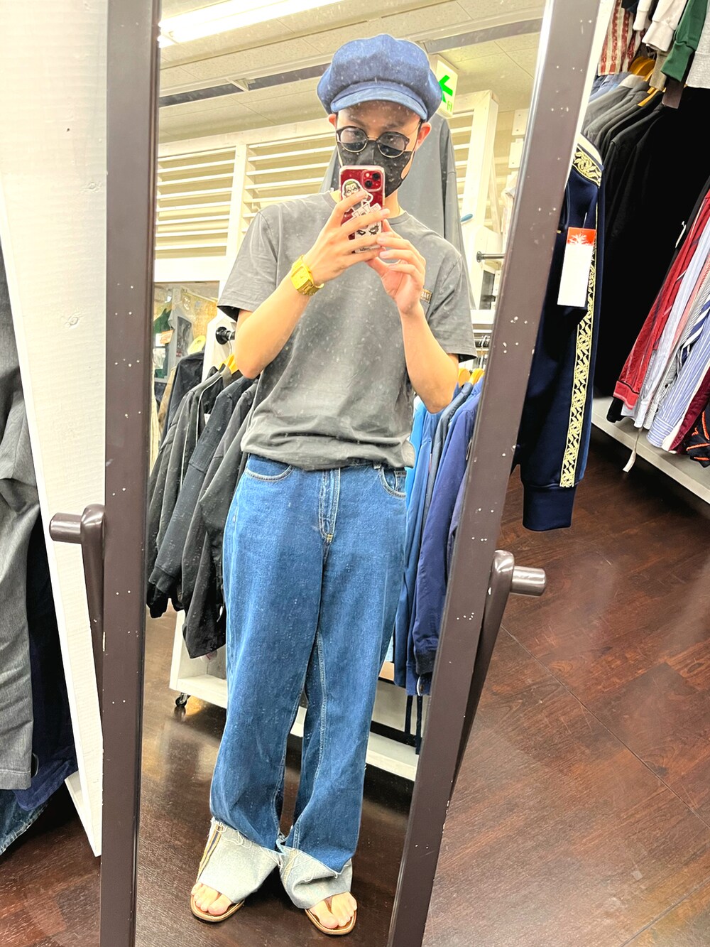 グレー系のTシャツ/カットソー、ブルー系のキャスケットを着用したメンズの夏コーディネートの2枚目の写真