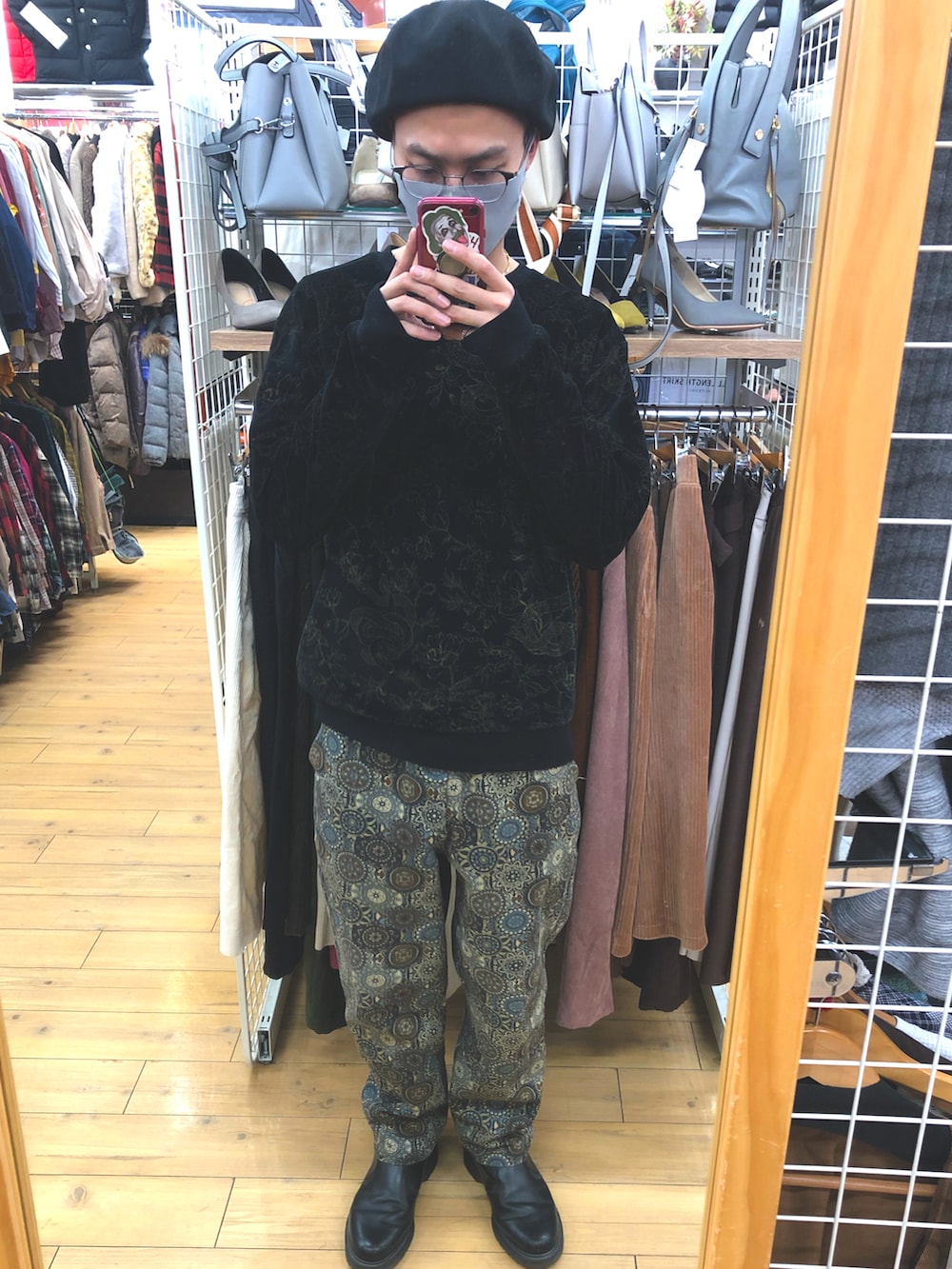 ブラック系のブーツを着用したメンズの秋コーディネートの2枚目の写真