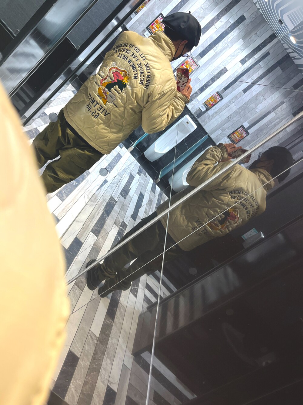 ベージュ系のジャケット/アウターを着用したメンズの冬コーディネートの2枚目の写真