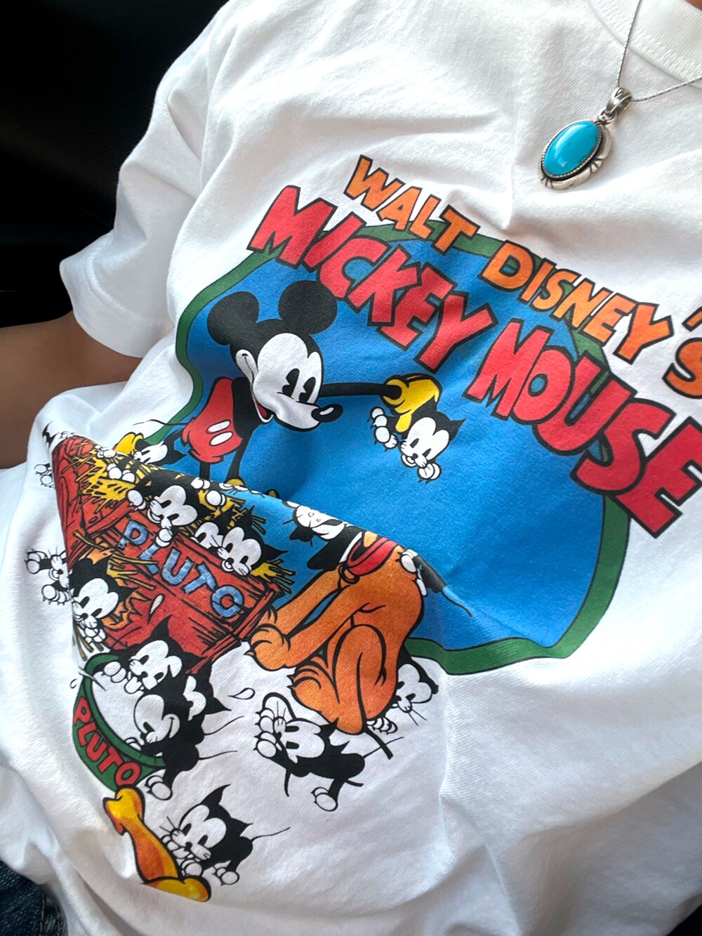 ブルー系のデニムジャケット、ブラック系のブーツを着用したメンズの春コーディネートの3枚目の写真