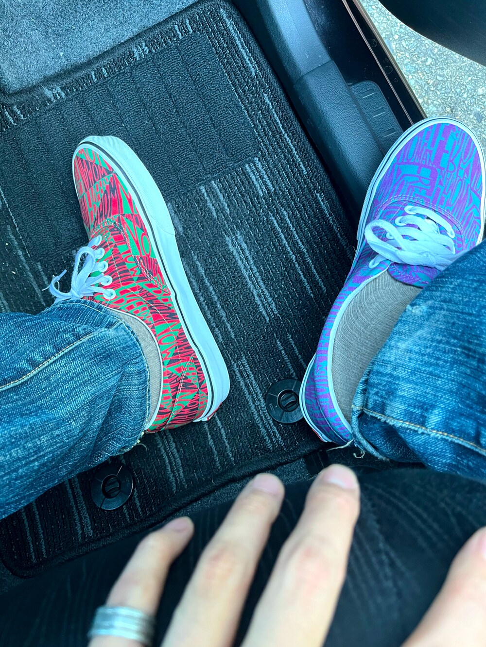 ブルー系のデニムジャケット、ブラック系のブーツを着用したメンズの春コーディネートの4枚目の写真