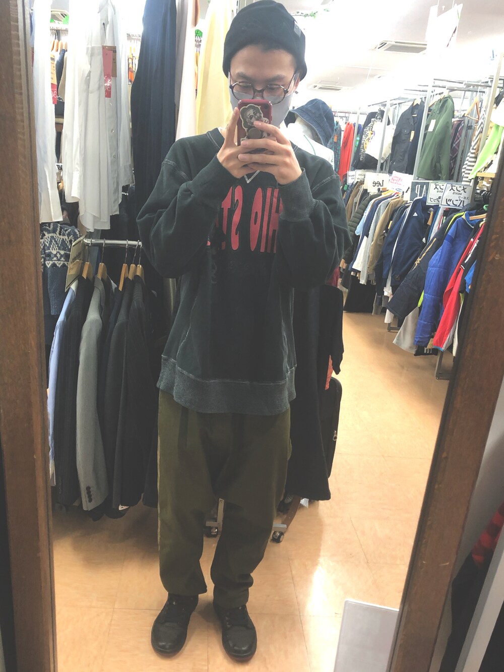 ブラック系のスニーカーを着用したメンズの秋コーディネートの3枚目の写真