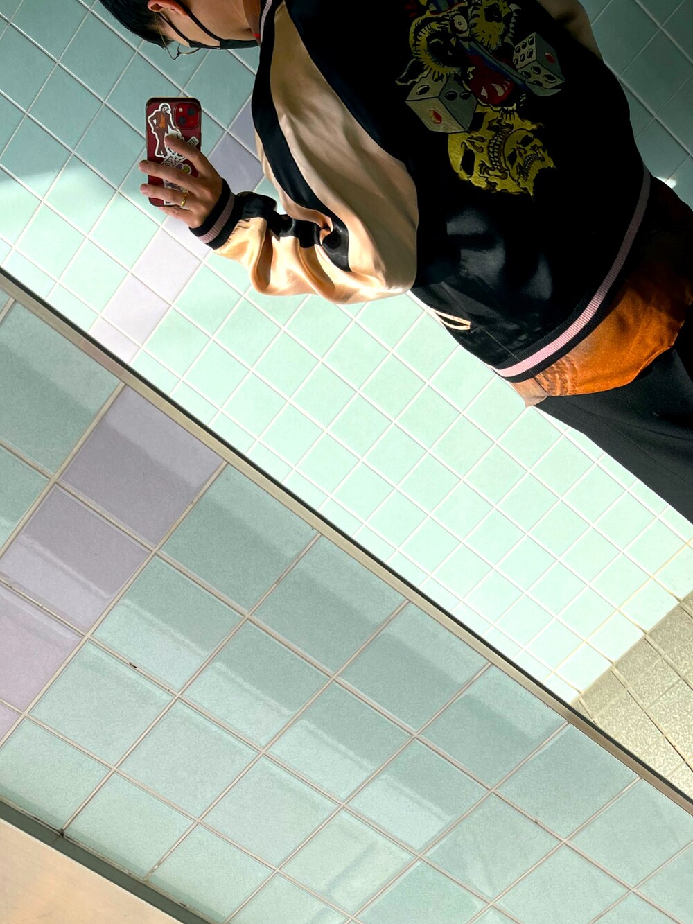 ブラック系のボディバッグ/ウエストポーチを着用したメンズの春コーディネートの2枚目の写真