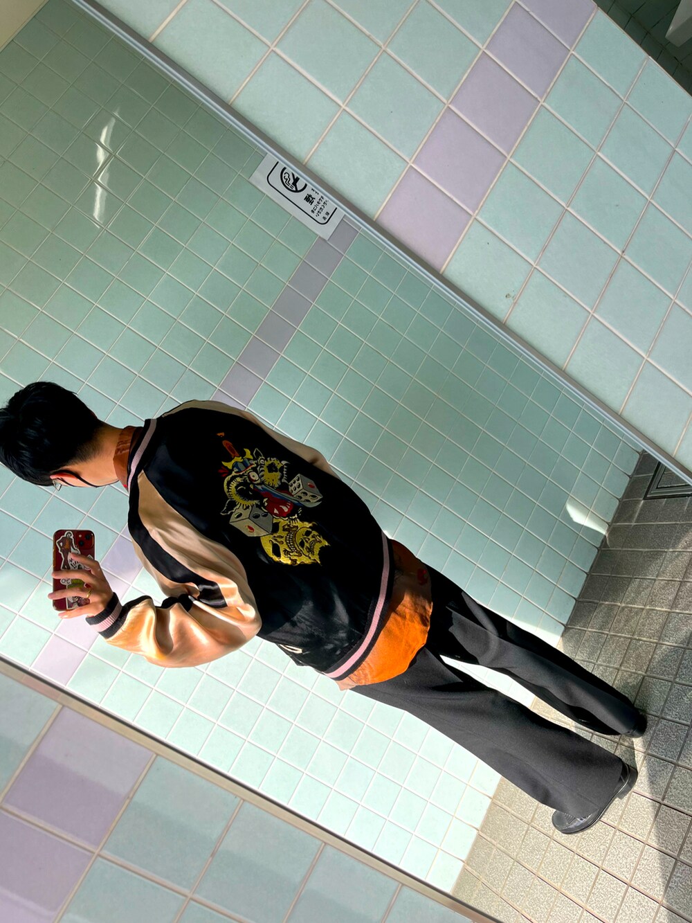 ブラック系のボディバッグ/ウエストポーチを着用したメンズの春コーディネートの3枚目の写真