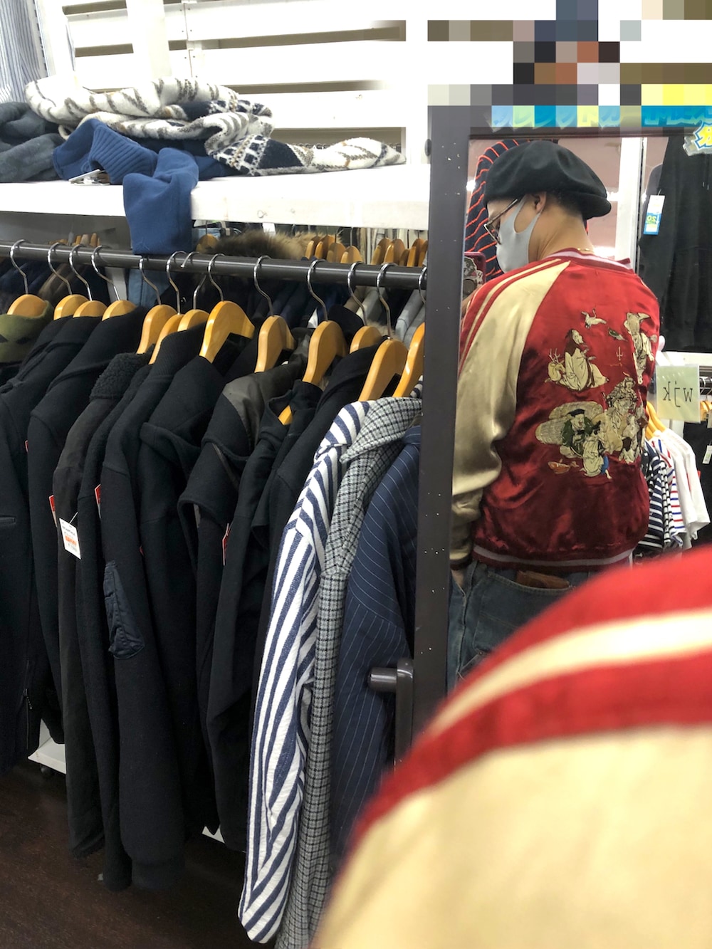 ブラック系のドレスシューズ、レッド系のスカジャンを着用したメンズの秋コーディネートの2枚目の写真