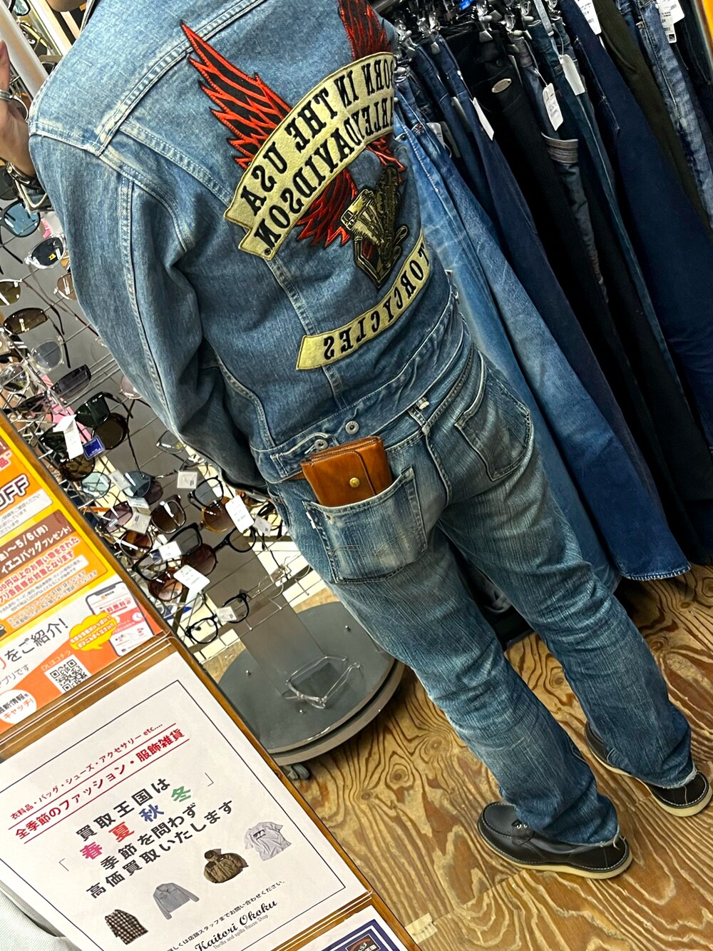 ブルー系のデニムジャケット、ブラック系のブーツを着用したメンズの春コーディネートの2枚目の写真