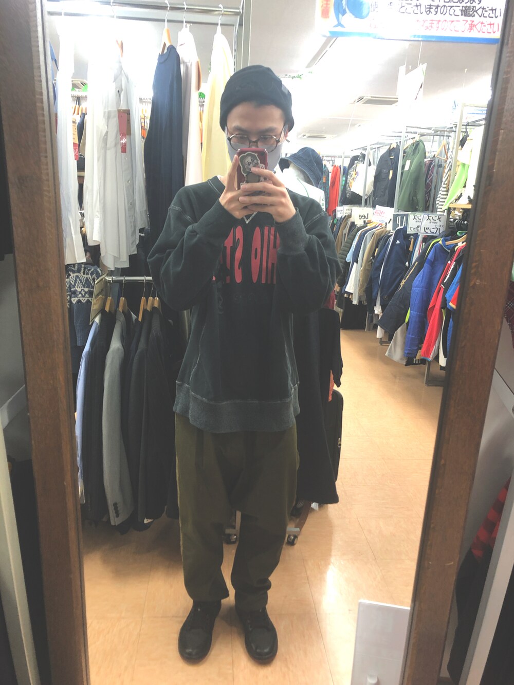 ブラック系のスニーカーを着用したメンズの秋コーディネートの2枚目の写真