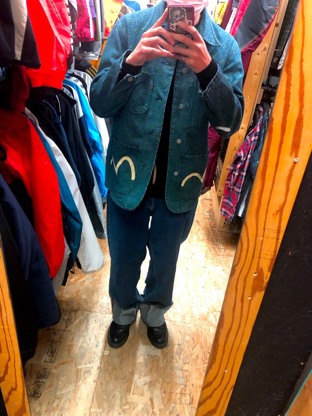 ブラック系のブーツを着用したメンズの秋コーディネートの2枚目の写真