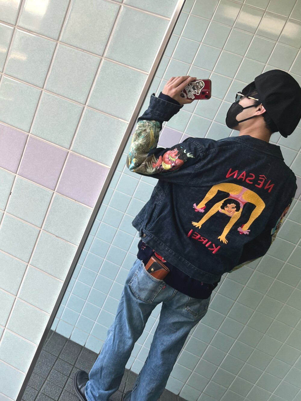 ブラック系のブーツ、ブルー系のデニムジャケットを着用したメンズの秋コーディネートの2枚目の写真