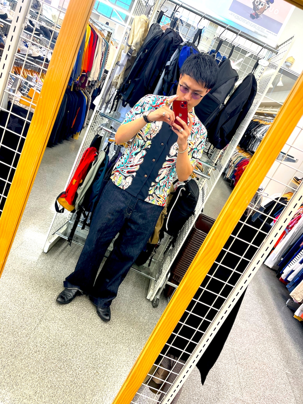 ブラック系のシャツ/ブラウスを着用したメンズの夏コーディネートの2枚目の写真